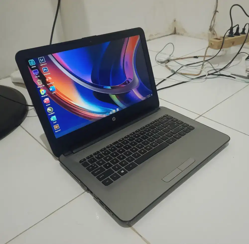 Laptop HP Slim. Ram 6GB. VGA Radeon R3. Windows 11