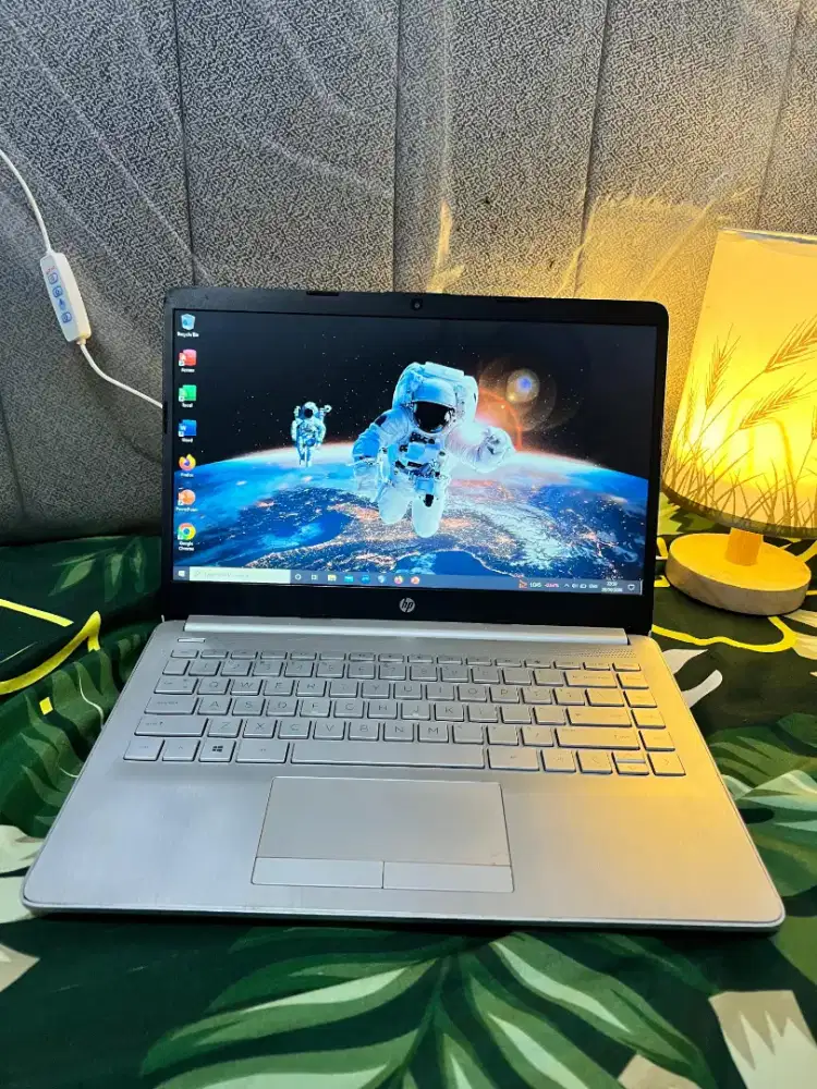 Laptop HP 14s 
processor AMD A9 9425
Ram 8gb
SSD 128gb