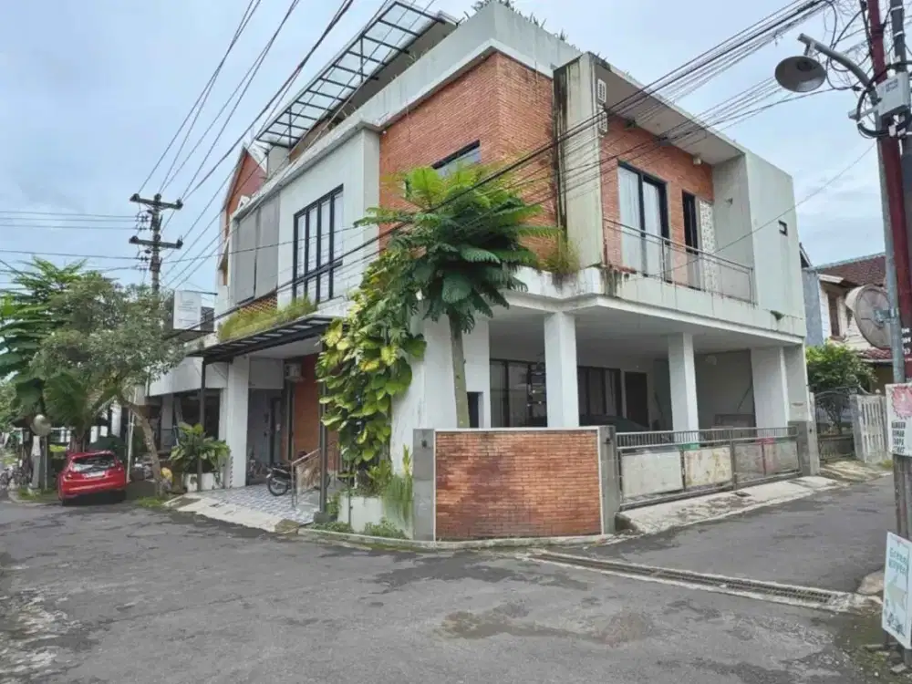 Rumah Megah 3 Lantai ada Lift di Jogja Utara area jalan kaliurang km 7,8 Sleman Jogja terdiri Kost, Paviliun, Hunian Keluarga dan Kantor
