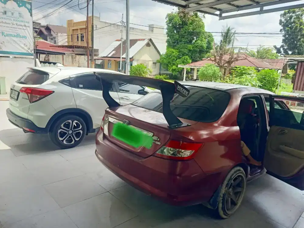 Di jual  mobil sedan Honda city ori dan asli mesin halus,ban baru ,