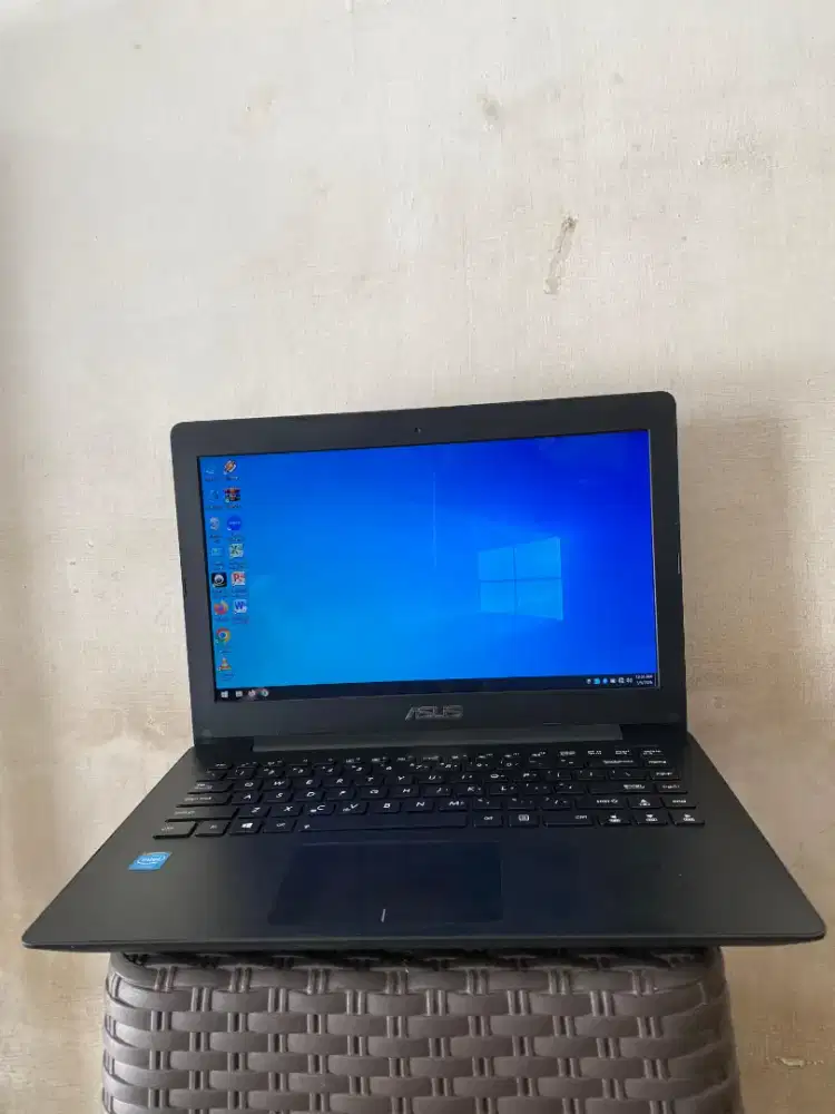 JUAL LAPTOP ASUSUS X453SA INTEL N3050 RAM2GB
SSD128GB+HDD500GB GARANSI