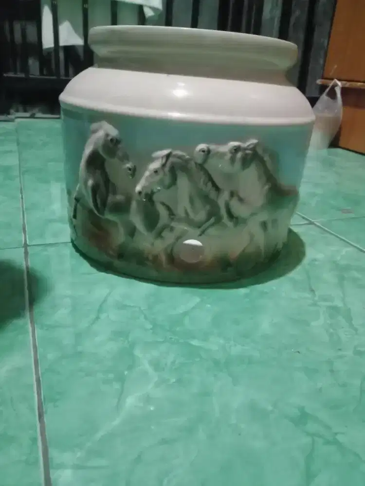 Gucci second tempat air galon