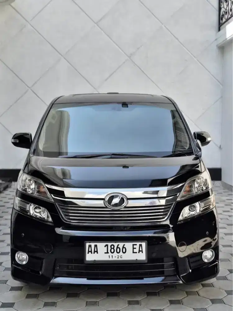 Toyota Vellfire Tahun 2012.