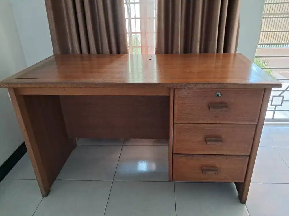 Dijual meja tulis kayu tebal & kuat warna coklat