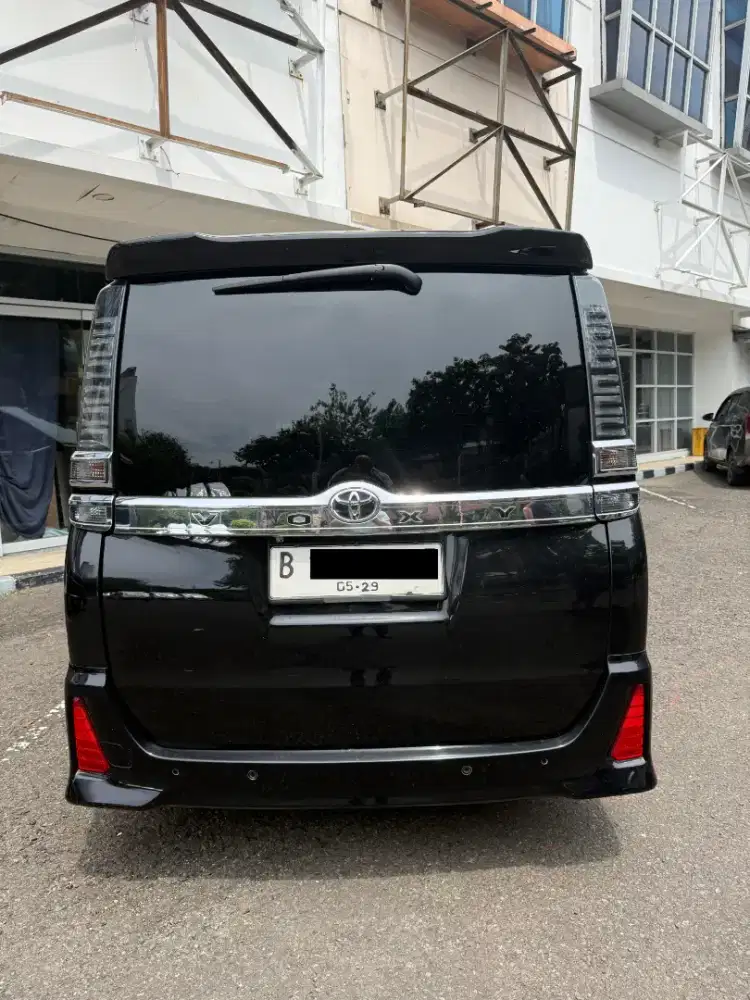 Dijual Toyota Voxy 2.0 CBU 2019 Hitam
