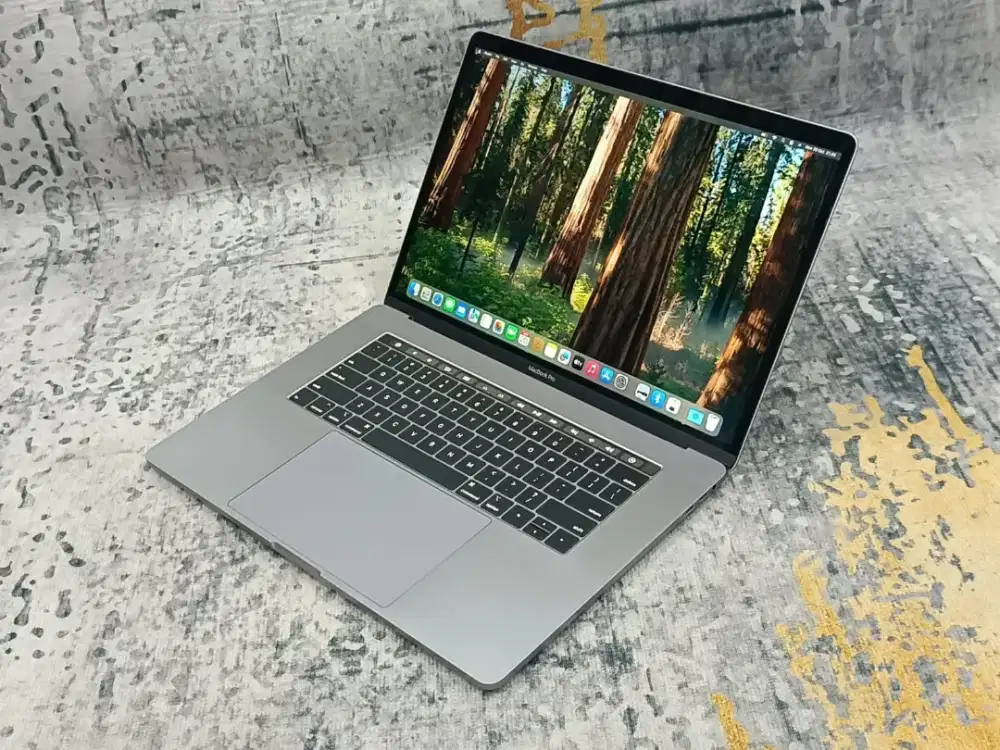 MacBook Pro TouchBar 15 2017 Core i7 16GB 256GB AMD Radeon Pro 555 2GB