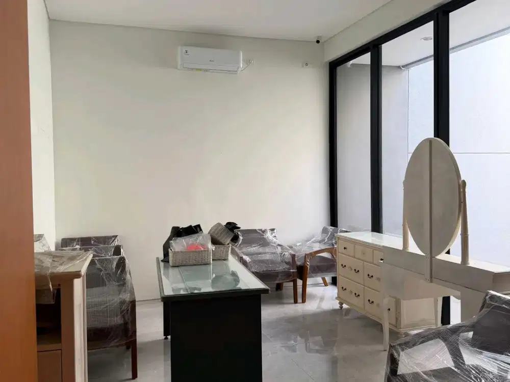 Disewakan Rumah Distric 9 Type Thomson Deluxe Citraland 4 KT Semi Furnish Dekat Pakuwon Mall Surabaya Barat