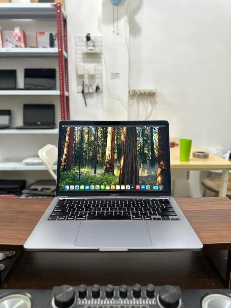 Macbook Pro 2020 Touchbar Core i5 RAM 8GB SSD 256GB Lengkap Kotak
