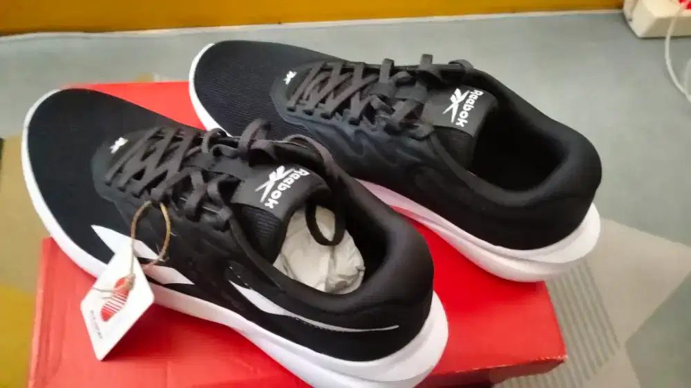 SEPARU MERK REEBOK