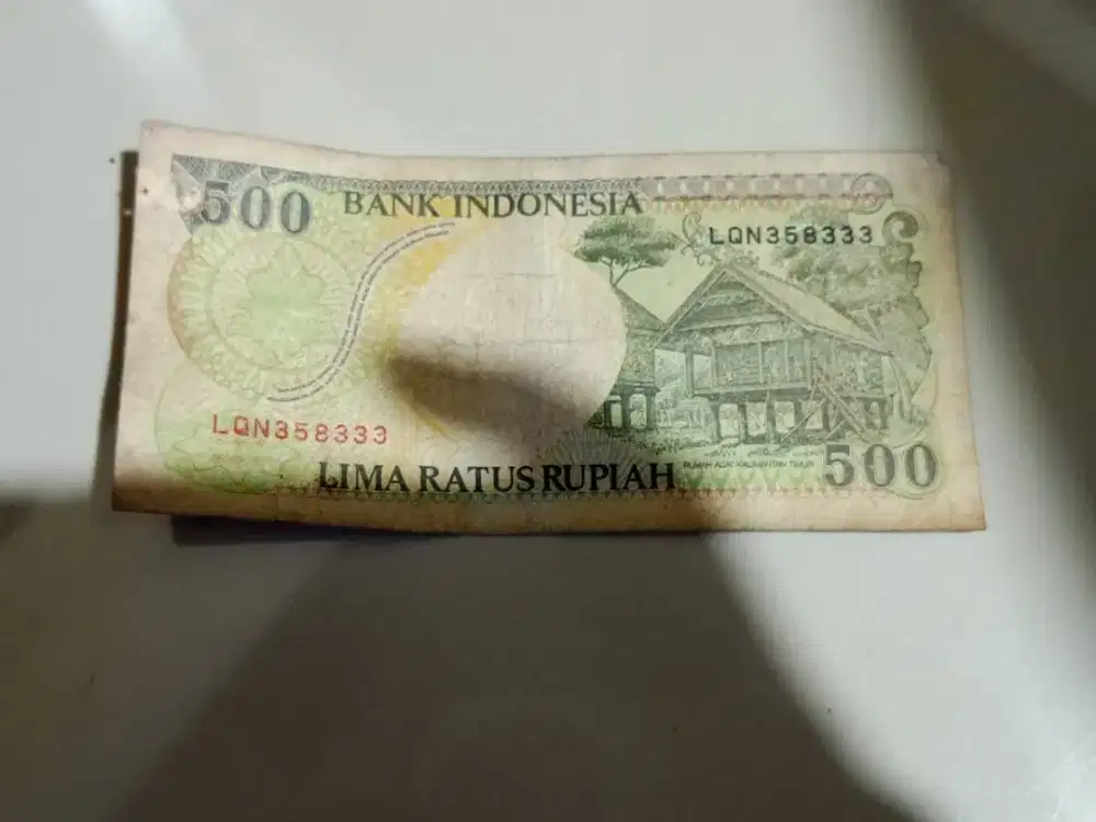 Uang pecahan 500 dan 100