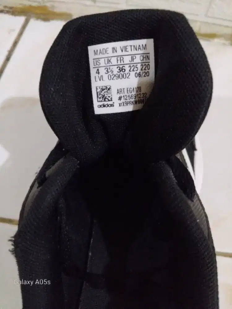 Dijual sepatu adidas