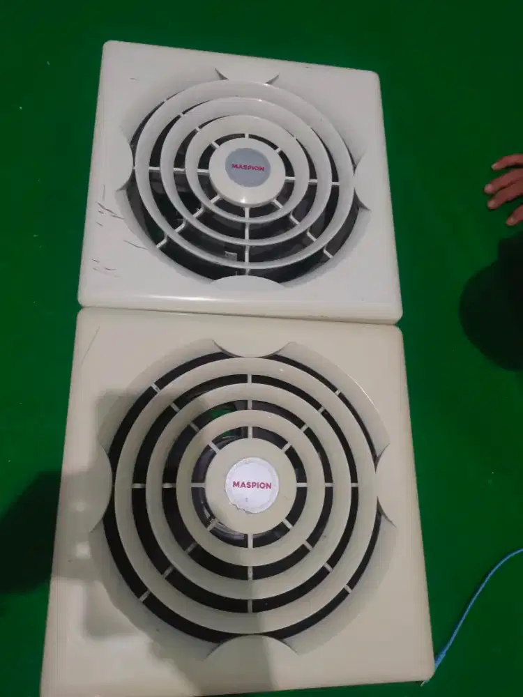 Sepasang exhaust fan plafon merek Maspion tipe CEF2510