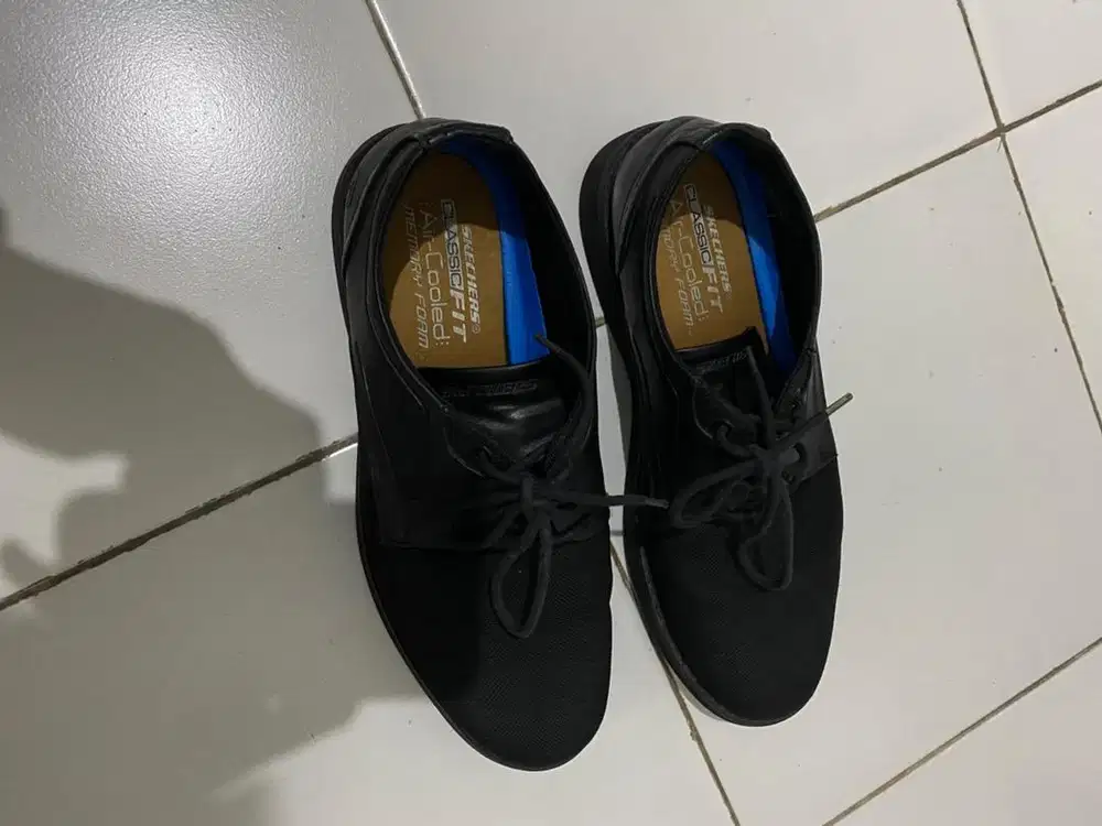 Sepatu kerja skrchers