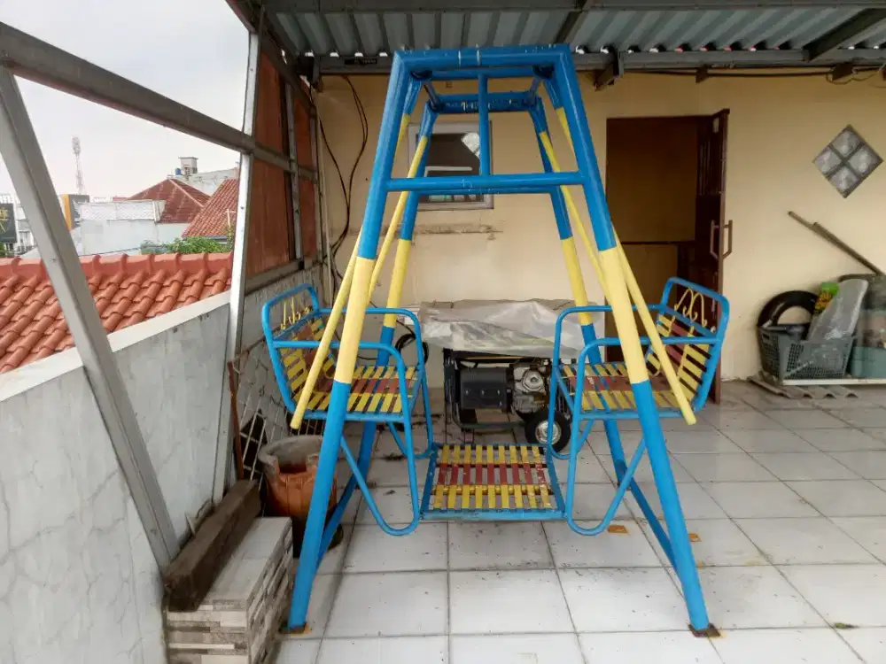 Mainan ayunan jungkat-jungkit