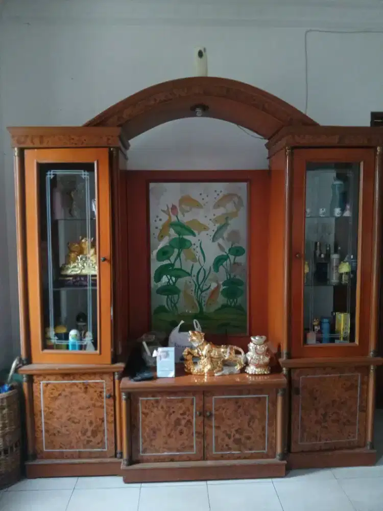 Lemari pajangan