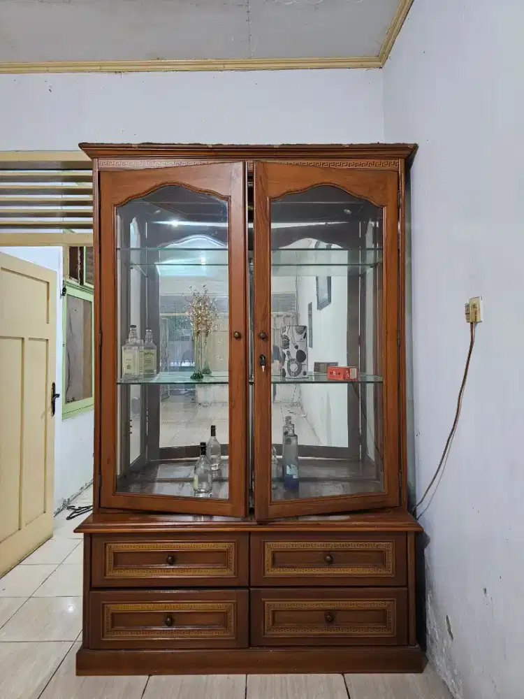 Lemari Pajangan Kayu Solid