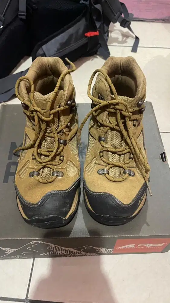Sepatu outdoor Arei