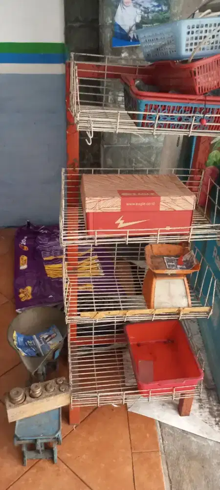 Rak jualan dan timbangan ayam