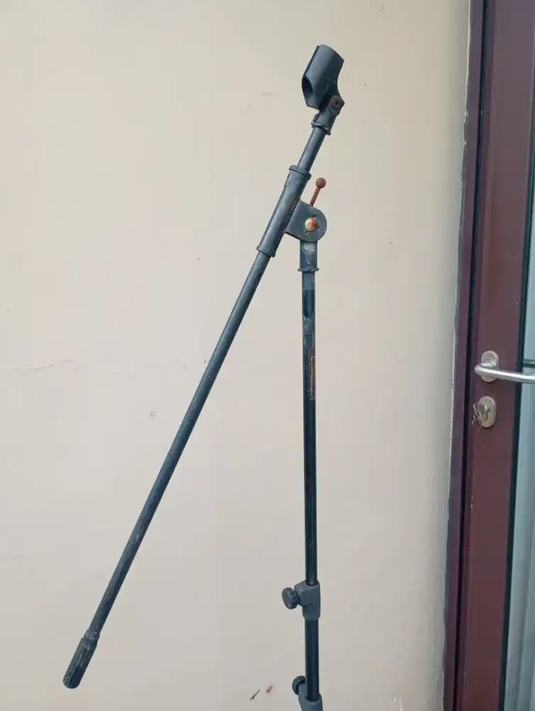 Tripod mic standing