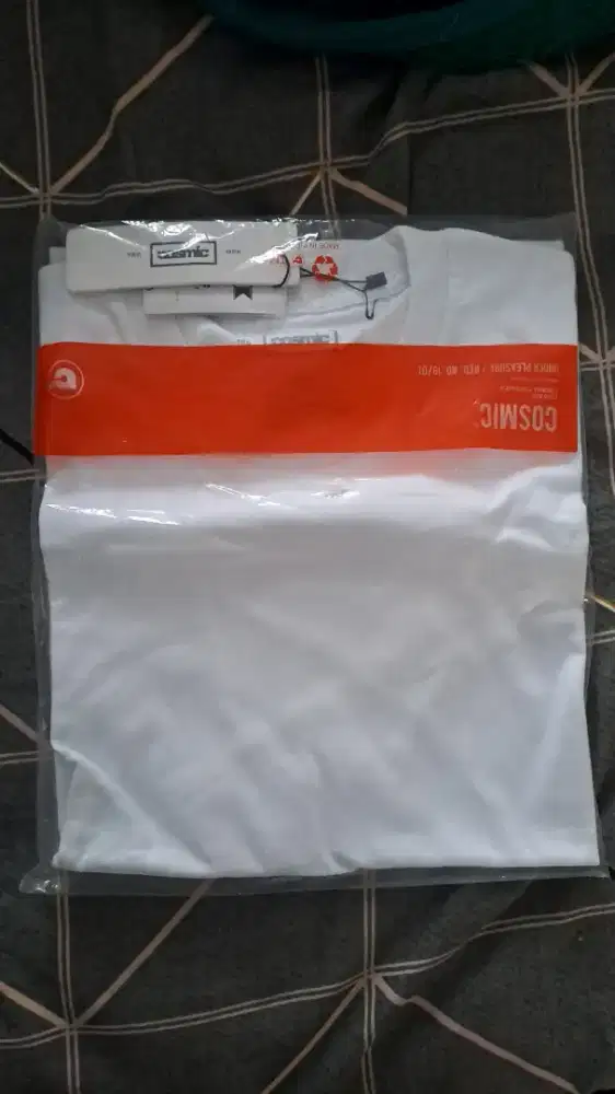 Kaos polos putih cosmic