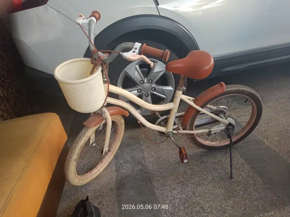 Sepeda anak warna cream merk centrum UK 18 inchi