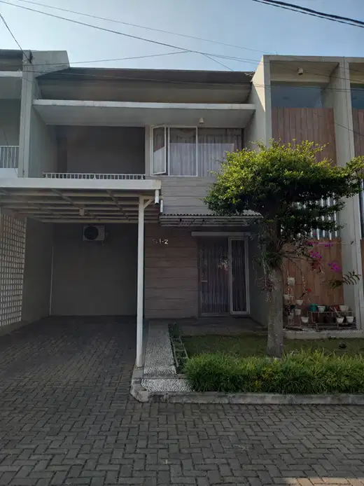 Rumah siap huni di kawasan yang tenang dan nyaman, bebas banjir.
