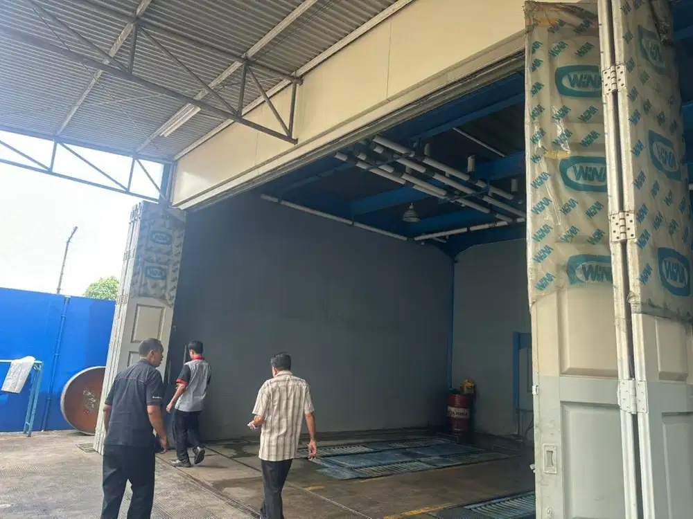 Pintu garasi gudang atau shorum