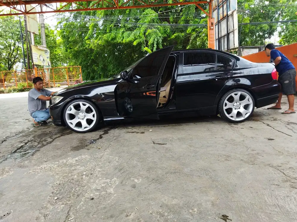 BMW 320i 2009 Bensin