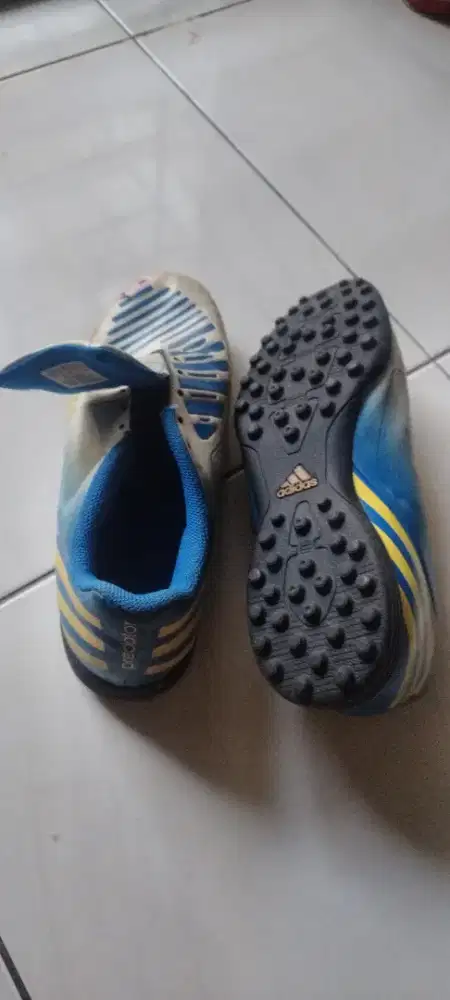 Sepatu futsal adidas nomor 39 setengah