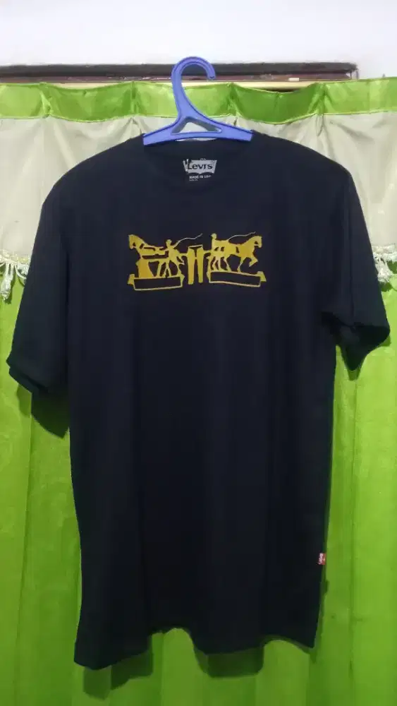 Kaos biru hitam