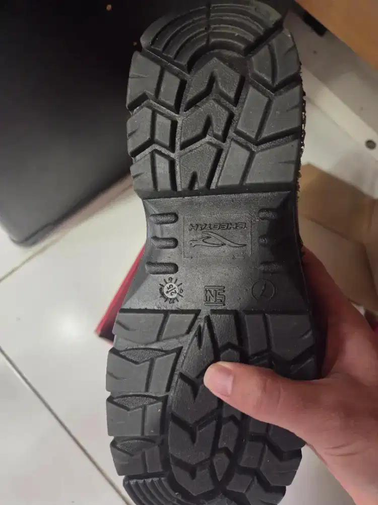 Sepatu Safety CHEETAH 3002H Safety Shoes S1 SRC Revolution (bekas)