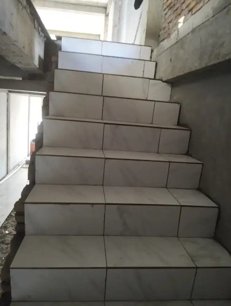 Renovasi rumah dan pemasangan keramik