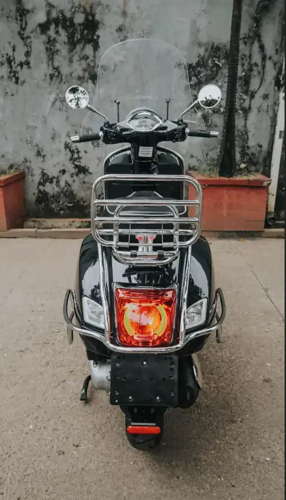Backrack, Crashbar, Bumper, Windshield Original Piaggio Vespa GTS.