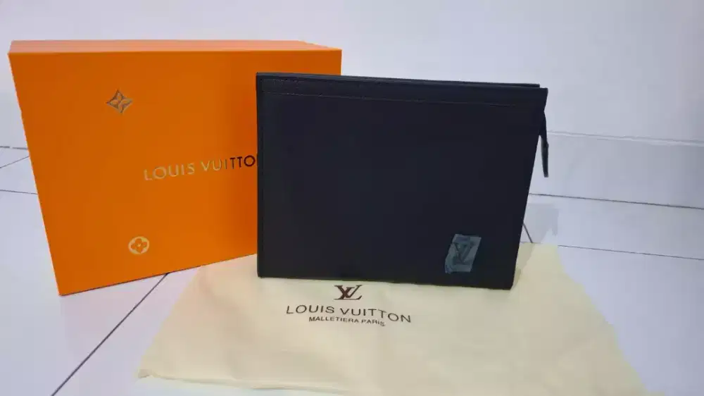 Tas Clutch LV Taiga Leather All black lengkap box