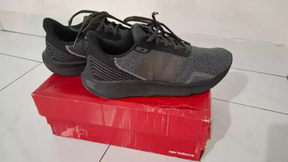 Sepatu New Balance V3 Black Grey Size 43 untuk Running Fullset box