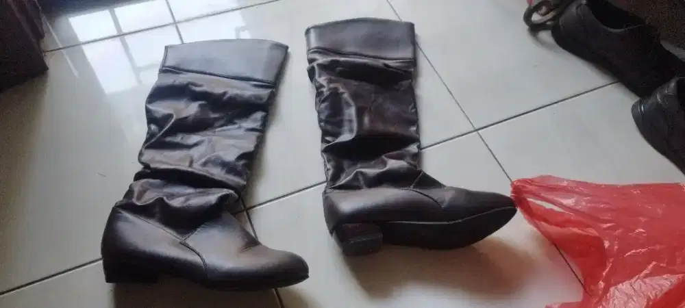 Sepatu boot wanita