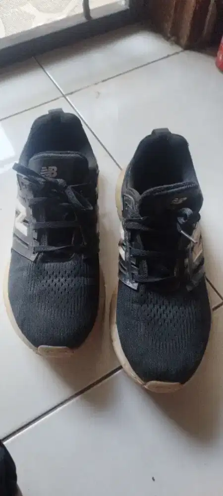 Sepatu new balance nomor 40