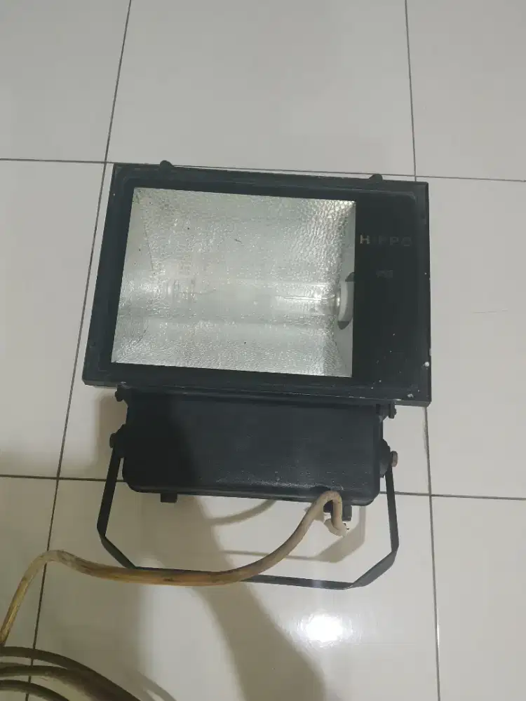 Lampu tembak buat lapangan