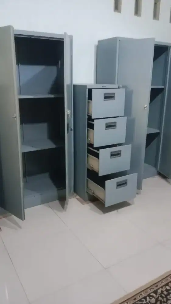 2 unit lemari besi tambah 1 unit filing cabinet 4 laci