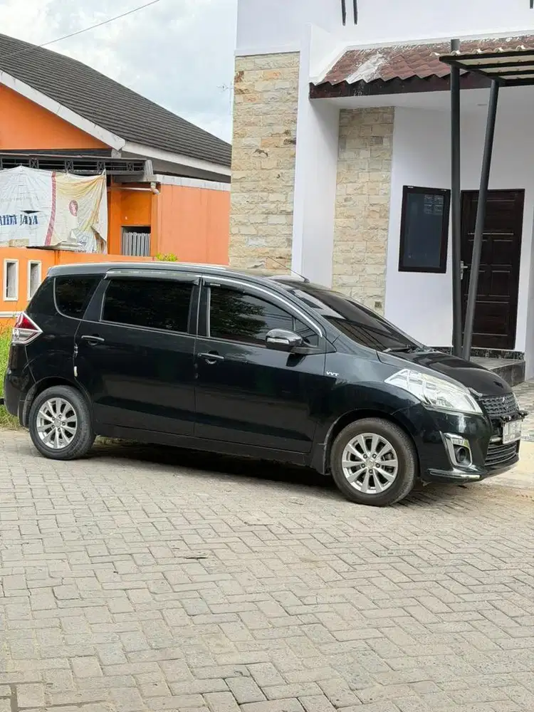 Dijual Cepat Suzuki Ertiga Warna hitam