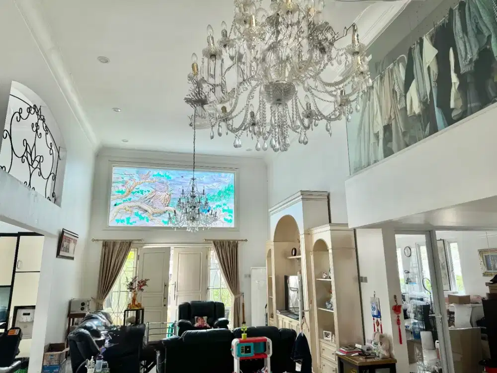 RUMAH MEWAH DI TOMANG JAKARTA BARAT. BANGUNAN KOKOH HIGH CEILING SHM