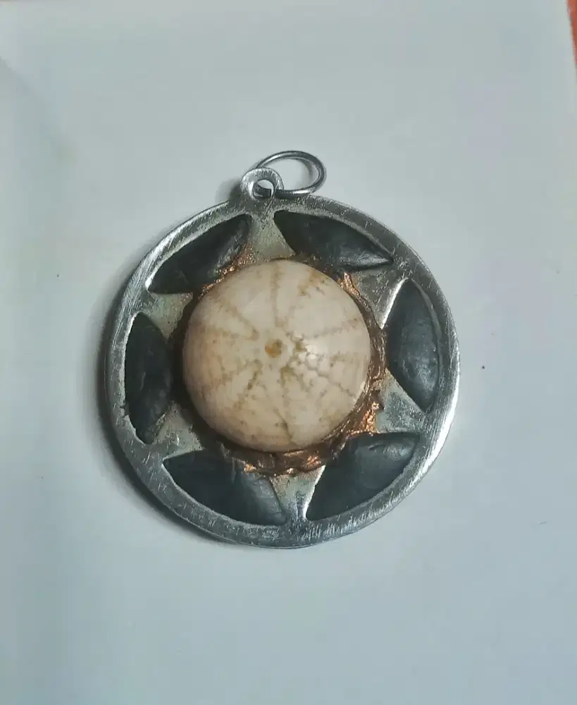 Liontin Kolocokro.