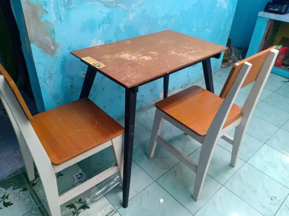 Meja makan kecil