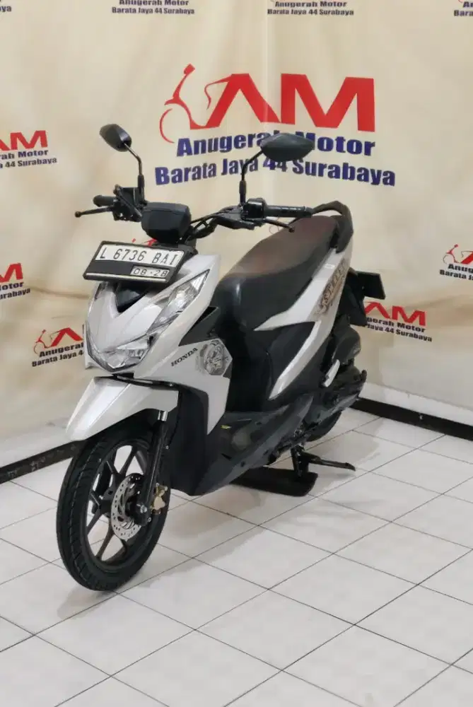 Honda Beat Street Tahun 2023 warna silver