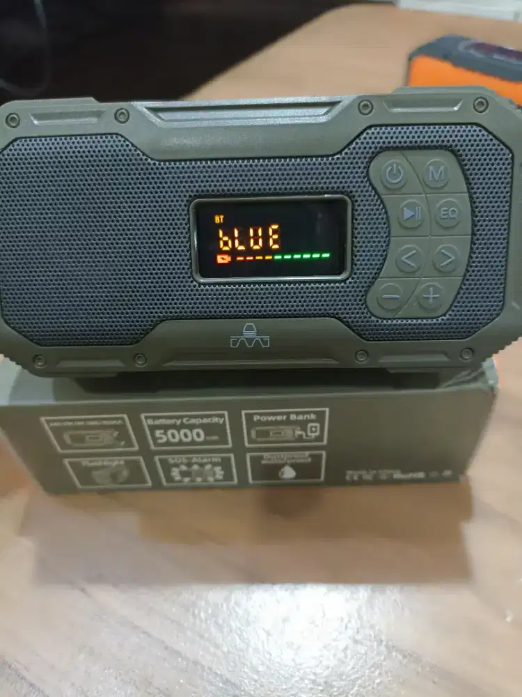 Multifunctional emergency radio