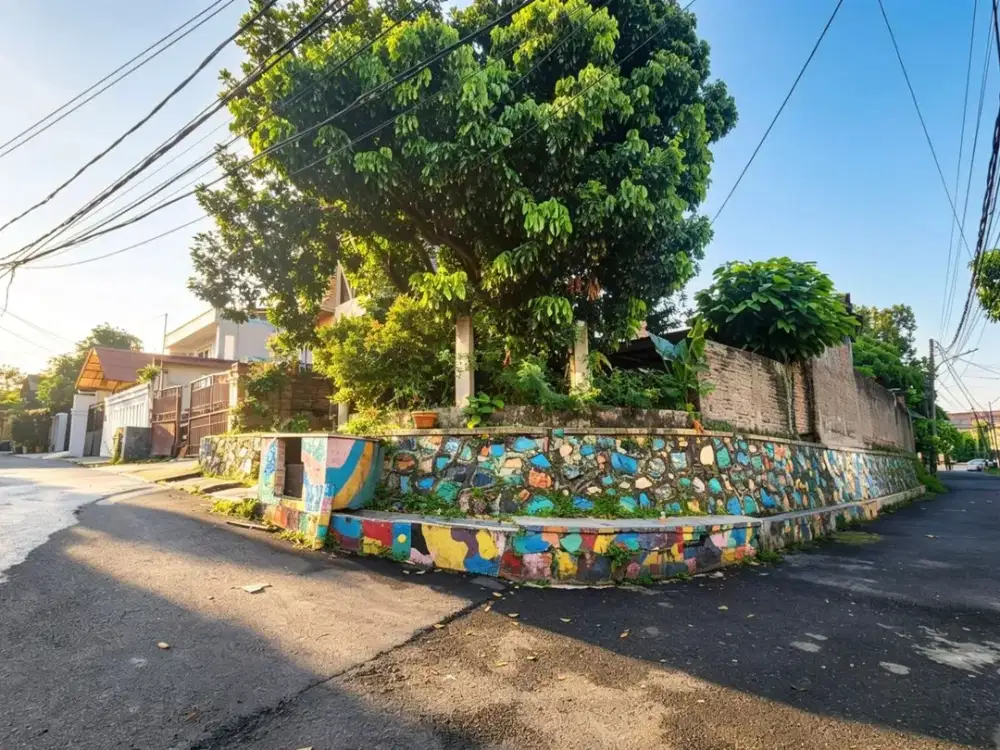 DIJUAL rumah, hitung TANAH posisi hook lokasi strategis dekat Kampus cocok untuk investasi, tempat tinggal dan usaha KOST2an di Pondok Labu Jaksel.