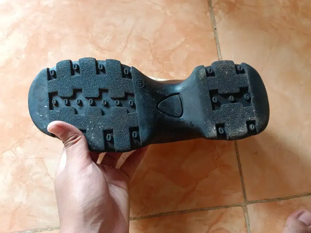 Sepatu HUGO BOSS, MASIH SEPERTI BARU GK PERNAH DI PAKE, YANG TAU AJ