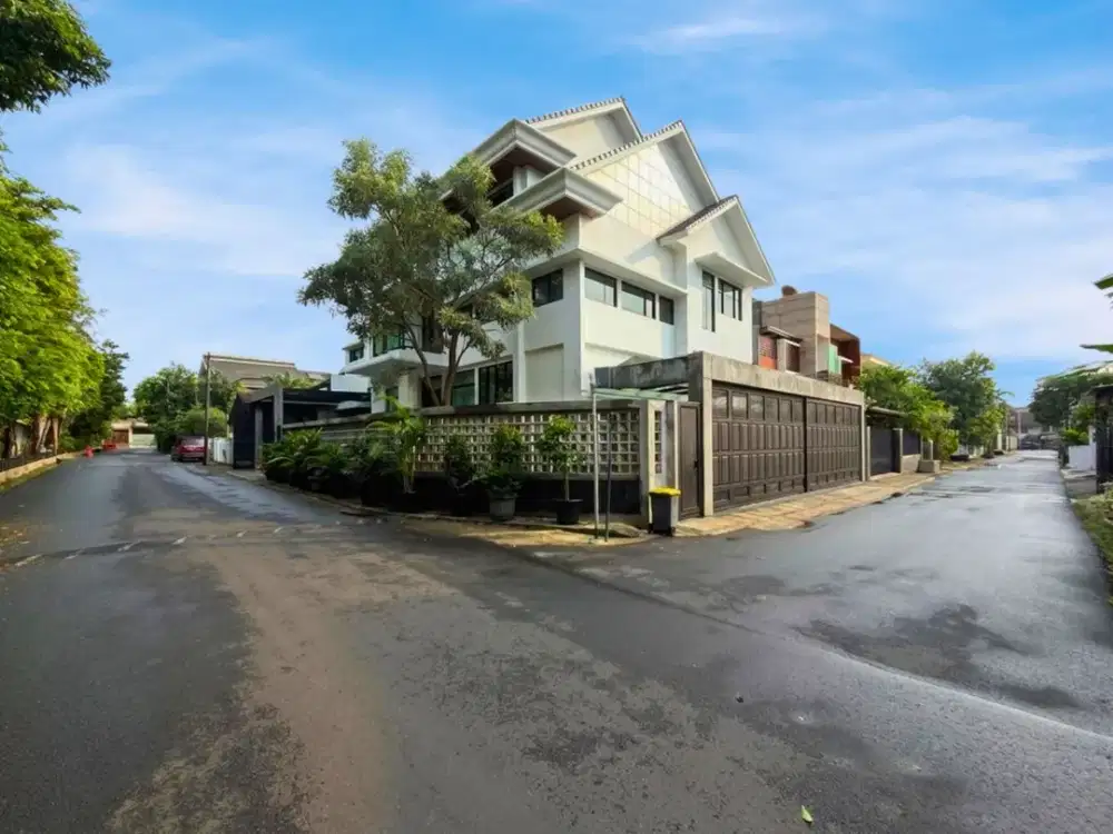 RUMAH PALING STAND OUT DI TEBET! MEWAH, BRAND NEW, DAN DEPAN TAMAN BANGET!