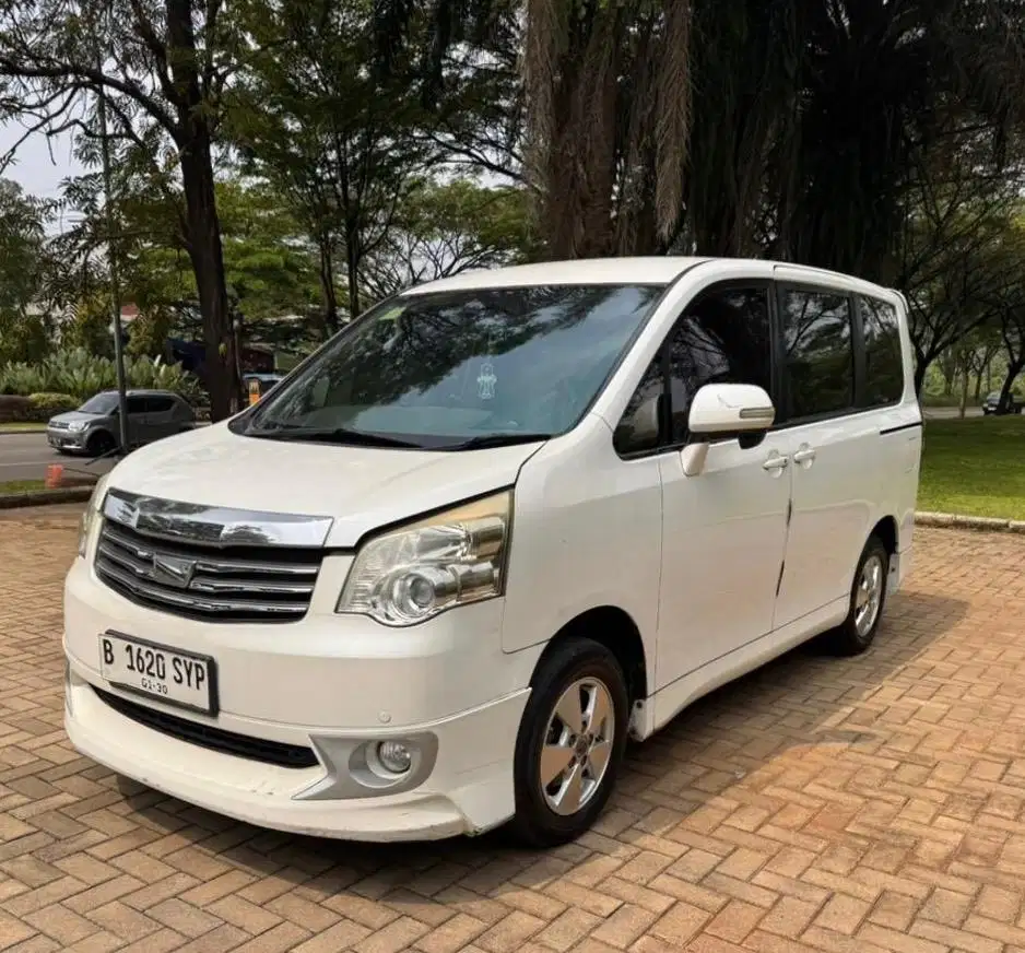 Toyota Nav1 2.0 V Automatic 2013