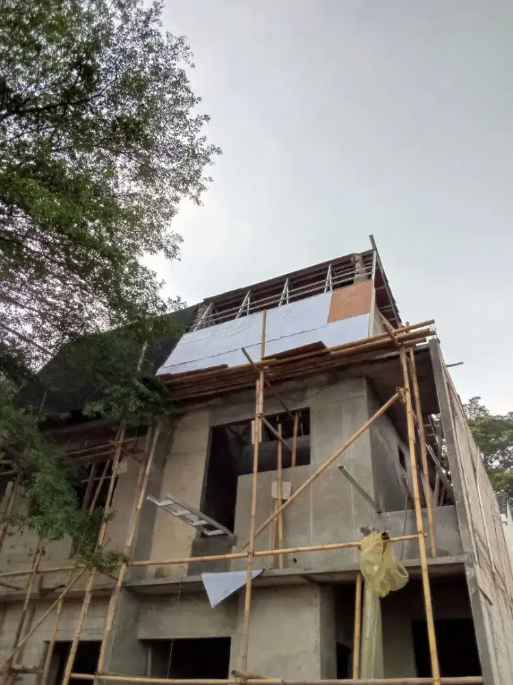 Perbaikan atap rumah bocor